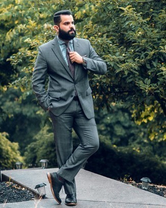 Grauen Anzug mit Schottenmuster kombinieren – 368 Herren Outfits: Vereinigen Sie einen grauen Anzug mit Schottenmuster mit einem mintgrünen Businesshemd mit Vichy-Muster für einen stilvollen, eleganten Look. Komplettieren Sie Ihr Outfit mit schwarzen Leder Brogues.
