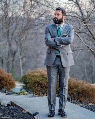 Grüne Krawatte kombinieren – 125 Herren Outfits: Kombinieren Sie einen grauen Anzug mit Schottenmuster mit einer grünen Krawatte für eine klassischen und verfeinerte Silhouette. Fühlen Sie sich mutig? Wählen Sie dunkelblauen Leder Brogues.