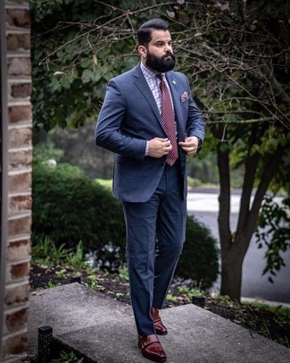 Dunkelrote gepunktete Krawatte kombinieren – 128 Herren Outfits: Kombinieren Sie einen dunkelblauen Anzug mit Schottenmuster mit einer dunkelroten gepunkteten Krawatte für einen stilvollen, eleganten Look. Wenn Sie nicht durch und durch formal auftreten möchten, entscheiden Sie sich für dunkelbraunen Leder Brogues.