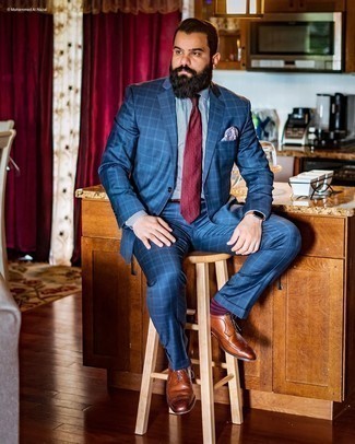 Dunkelrote Krawatte kombinieren – 500+ Herren Outfits: Machen Sie sich mit einem dunkelblauen Anzug mit Schottenmuster und einer dunkelroten Krawatte einen verfeinerten, eleganten Stil zu Nutze. Suchen Sie nach leichtem Schuhwerk? Wählen Sie braunen Leder Brogues für den Tag.