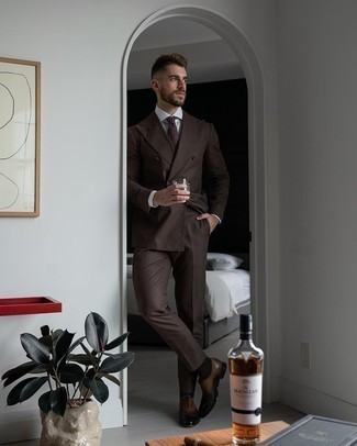 Dunkelrote bedruckte Krawatte kombinieren – 217 Herren Outfits: Kombinieren Sie einen dunkelbraunen Anzug mit einer dunkelroten bedruckten Krawatte für einen stilvollen, eleganten Look. Wenn Sie nicht durch und durch formal auftreten möchten, entscheiden Sie sich für dunkelbraunen Leder Brogues.