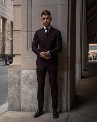 30 Jährige: Schwarze Socken kombinieren – 500+ Herren Outfits: Kombinieren Sie einen dunkellila Anzug mit schwarzen Socken für ein sonntägliches Mittagessen mit Freunden. Fühlen Sie sich ideenreich? Ergänzen Sie Ihr Outfit mit schwarzen Leder Brogues.