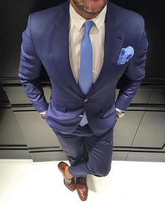 Hellblaue Krawatte kombinieren – 188 Herren Outfits: Etwas Einfaches wie die Wahl von einem dunkelblauen Anzug und einer hellblauen Krawatte kann Sie von der Menge abheben. Fühlen Sie sich mutig? Wählen Sie braunen Monks aus Leder.
