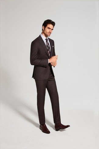 Krawatte kombinieren – 500+ Elegante Herren Outfits: Kombinieren Sie einen dunkelbraunen Anzug mit einer Krawatte, um vor Klasse und Perfektion zu strotzen. Bringen Sie die Dinge durcheinander, indem Sie dunkelbraunen Chelsea Boots aus Leder mit diesem Outfit tragen.
