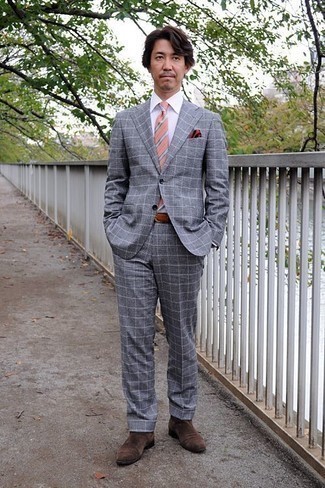 40 Jährige: Krawatte kombinieren – 83 Elegante Frühling Herren Outfits: Kombinieren Sie einen grauen Anzug mit Karomuster mit einer Krawatte für eine klassischen und verfeinerte Silhouette. Wählen Sie die legere Option mit dunkelbraunen Chelsea Boots aus Wildleder. Ein super Frühlings-Look.