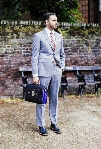 Fuchsia Krawatte kombinieren – 123 Herren Outfits: Machen Sie sich mit einem hellblauen Anzug und einer fuchsia Krawatte einen verfeinerten, eleganten Stil zu Nutze. Fühlen Sie sich mutig? Ergänzen Sie Ihr Outfit mit dunkelblauen Chelsea Boots aus Leder.