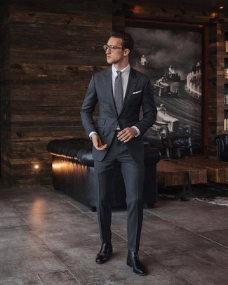 Dunkelgrauen Anzug kombinieren – 500+ Herren Outfits: Erwägen Sie das Tragen von einem dunkelgrauen Anzug und einem weißen Businesshemd für einen stilvollen, eleganten Look. Schwarze Chelsea Boots aus Leder liefern einen wunderschönen Kontrast zu dem Rest des Looks.