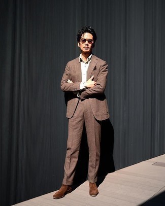 Braune Sonnenbrille kombinieren – 500+ Herren Outfits: Erwägen Sie das Tragen von einem braunen Wollanzug und einer braunen Sonnenbrille für ein Alltagsoutfit, das Charakter und Persönlichkeit ausstrahlt. Fühlen Sie sich ideenreich? Entscheiden Sie sich für braunen Chelsea Boots aus Wildleder.