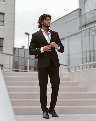 30 Jährige: Weiße Lederuhr kombinieren – 9 Elegante Herren Outfits: Tragen Sie einen schwarzen Anzug und eine weiße Lederuhr, um mühelos alles zu meistern, was auch immer der Tag bringen mag. Heben Sie dieses Ensemble mit schwarzen Chelsea Boots aus Leder hervor.