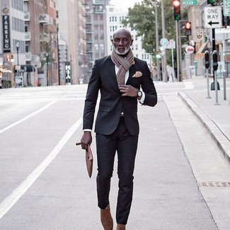 Braunen Schal kombinieren – 341 Herren Outfits: Kombinieren Sie einen schwarzen Anzug mit einem braunen Schal für ein sonntägliches Mittagessen mit Freunden. Fühlen Sie sich mutig? Vervollständigen Sie Ihr Outfit mit braunen Chelsea Boots aus Wildleder.