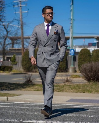 Violette Krawatte kombinieren – 412 Herren Outfits: Kombinieren Sie einen grauen Anzug mit einer violetten Krawatte für eine klassischen und verfeinerte Silhouette. Machen Sie diese Aufmachung leger mit schwarzen Chelsea Boots aus Leder.