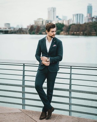 Braune Chelsea Boots aus Wildleder kombinieren – 69 Elegante Herren Outfits: Tragen Sie einen dunkeltürkisen Anzug und ein weißes Businesshemd für eine klassischen und verfeinerte Silhouette. Fühlen Sie sich ideenreich? Vervollständigen Sie Ihr Outfit mit braunen Chelsea Boots aus Wildleder.