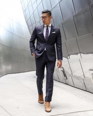 Beige Stiefel kombinieren – 31 Elegante Herren Outfits warm Wetter: Kombinieren Sie einen dunkelblauen vertikal gestreiften Anzug mit einem weißen Businesshemd für einen stilvollen, eleganten Look. Beige Stiefel verleihen einem klassischen Look eine neue Dimension.
