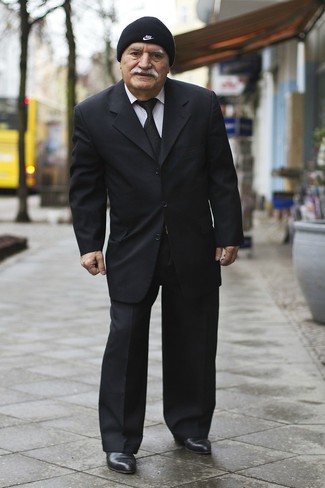 60 Jährige: Schwarzen Anzug kombinieren – 3 Elegante Frühling Herren Outfits: Tragen Sie einen schwarzen Anzug und ein weißes Businesshemd für eine klassischen und verfeinerte Silhouette. Suchen Sie nach leichtem Schuhwerk? Ergänzen Sie Ihr Outfit mit schwarzen Chelsea Boots aus Leder für den Tag. Dieses Outfit eignet sich wunderbar für die Übergangszeit.