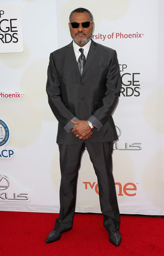 Laurence Fishburne trägt dunkelgrauer Anzug, weißes Businesshemd, schwarze Chelsea-Stiefel aus Leder, dunkelgraue Krawatte