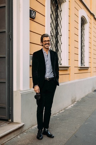 Schwarze Lederstiefel kombinieren – 500+ Herren Outfits: Vereinigen Sie einen schwarzen Cordanzug mit einem weißen und dunkelblauen vertikal gestreiften Businesshemd für eine klassischen und verfeinerte Silhouette. Wenn Sie nicht durch und durch formal auftreten möchten, vervollständigen Sie Ihr Outfit mit schwarzen Lederstiefeln.