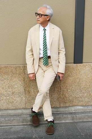 Mintgrüne Seidekrawatte kombinieren – 3 Herren Outfits: Vereinigen Sie einen hellbeige Anzug mit einer mintgrünen Seidekrawatte, um vor Klasse und Perfektion zu strotzen. Dunkelbraune Chukka-Stiefel aus Wildleder liefern einen wunderschönen Kontrast zu dem Rest des Looks.
