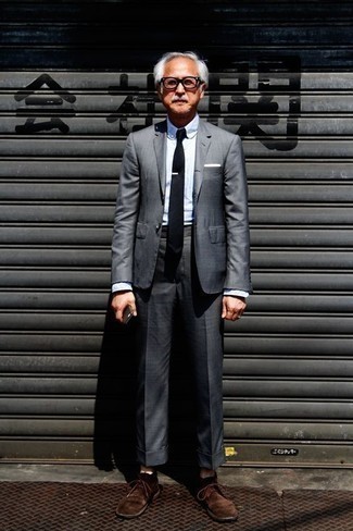 Schwarze und weiße Krawatte kombinieren – 150 Elegante Frühling Herren Outfits: Kombinieren Sie einen dunkelgrauen Anzug mit einer schwarzen und weißen Krawatte für eine klassischen und verfeinerte Silhouette. Fühlen Sie sich mutig? Vervollständigen Sie Ihr Outfit mit dunkelbraunen Chukka-Stiefeln aus Wildleder. Ein cooler Frühlings-Look.