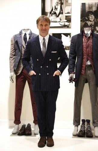 50 Jährige: Krawatte kombinieren – 500+ Herren Outfits: Kombinieren Sie einen dunkelblauen vertikal gestreiften Anzug mit einer Krawatte, um vor Klasse und Perfektion zu strotzen. Fühlen Sie sich ideenreich? Wählen Sie dunkelbraunen Chukka-Stiefel aus Wildleder.