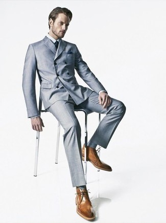 Braune Chukka-Stiefel kombinieren – 105 Elegante Herren Outfits warm Wetter: Kombinieren Sie einen hellblauen Anzug mit einem weißen Businesshemd mit Karomuster für einen stilvollen, eleganten Look. Wählen Sie die legere Option mit braunen Chukka-Stiefeln.