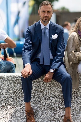 dunkelblauer Anzug, hellblaues vertikal gestreiftes Businesshemd, braune Chukka-Stiefel aus Leder, blaue Krawatte für Herren