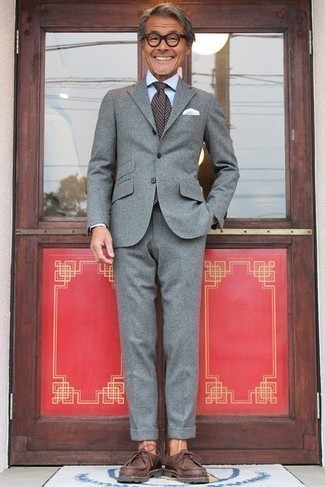 50 Jährige: Hemd kombinieren – 500+ Elegante Herren Outfits: Paaren Sie ein Hemd mit einem grauen Anzug für eine klassischen und verfeinerte Silhouette. Braune Chukka-Stiefel aus Leder bringen Eleganz zu einem ansonsten schlichten Look.