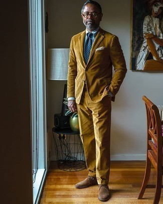50 Jährige: Bedruckte Krawatte kombinieren – 101 Elegante Herren Outfits: Kombinieren Sie einen rotbraunen Anzug mit einer bedruckten Krawatte für einen stilvollen, eleganten Look. Fühlen Sie sich mutig? Vervollständigen Sie Ihr Outfit mit braunen Chukka-Stiefeln aus Wildleder.