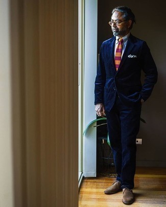 50 Jährige: Krawatte kombinieren – 112 Frühling Herren Outfits: Kombinieren Sie einen dunkelblauen Cordanzug mit einer Krawatte für einen stilvollen, eleganten Look. Wenn Sie nicht durch und durch formal auftreten möchten, ergänzen Sie Ihr Outfit mit braunen Chukka-Stiefeln aus Wildleder. Dieser Look ist ein perfekter Frühlings-Look.