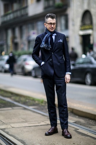 Dunkelblauen Schal kombinieren – 500+ Herren Outfits: Tragen Sie einen dunkelblauen vertikal gestreiften Anzug und einen dunkelblauen Schal für ein großartiges Wochenend-Outfit. Wählen Sie dunkelroten Chukka-Stiefel aus Leder, um Ihr Modebewusstsein zu zeigen.