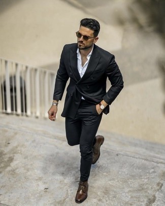 Dunkelgrüne Sonnenbrille kombinieren – 360 Elegante Herren Outfits: Erwägen Sie das Tragen von einem schwarzen Anzug und einer dunkelgrünen Sonnenbrille, um mühelos alles zu meistern, was auch immer der Tag bringen mag. Setzen Sie bei den Schuhen auf die klassische Variante mit dunkelbraunen Chukka-Stiefeln aus Leder.