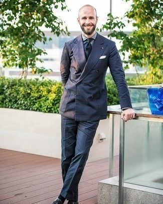 Welche Chukka-Stiefel mit grauen Businesshemdes zu tragen – 4 Elegante Herren Outfits: Kombinieren Sie ein graues Businesshemd mit einem dunkelgrauen Anzug für einen stilvollen, eleganten Look. Fühlen Sie sich mutig? Wählen Sie Chukka-Stiefel.