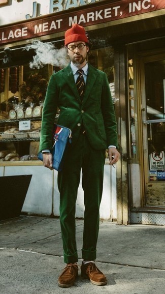 Dunkelgrünen Cordanzug kombinieren – 17 Herren Outfits: Kombinieren Sie einen dunkelgrünen Cordanzug mit einem weißen Businesshemd für einen stilvollen, eleganten Look. Fühlen Sie sich mutig? Wählen Sie braunen Chukka-Stiefel aus Wildleder.