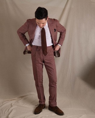 Braune Krawatte kombinieren – 500+ Herren Outfits: Kombinieren Sie einen dunkelroten Anzug mit einer braunen Krawatte für einen stilvollen, eleganten Look. Wenn Sie nicht durch und durch formal auftreten möchten, wählen Sie dunkelbraunen Chukka-Stiefel aus Wildleder.