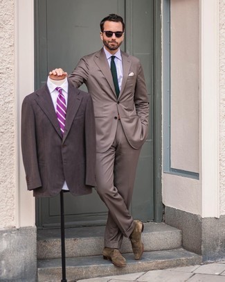 Dunkeltürkise Stiefel kombinieren – 153 Herren Outfits: Geben Sie den bestmöglichen Look ab in einem braunen Anzug und einem weißen Businesshemd. Fühlen Sie sich ideenreich? Komplettieren Sie Ihr Outfit mit dunkeltürkisen Stiefeln.