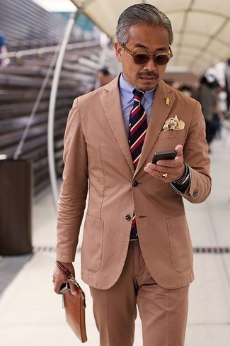 Beige bedrucktes Einstecktuch kombinieren – 161 Herren Outfits: Paaren Sie einen rotbraunen Anzug mit einem beige bedruckten Einstecktuch, um einen lockeren, aber dennoch stylischen Look zu erhalten.