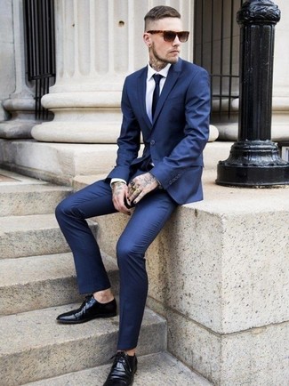 Wie blauen Anzug mit schwarzer Leder Derby Schuhe zu kombinieren – 88 Sommer Herren Outfits: Kombinieren Sie einen blauen Anzug mit einem weißen Businesshemd, um vor Klasse und Perfektion zu strotzen. Wenn Sie nicht durch und durch formal auftreten möchten, ergänzen Sie Ihr Outfit mit schwarzen Leder Derby Schuhen. Dieser Look könnte zu Ihren Lieblings-Sommer-Look werden!