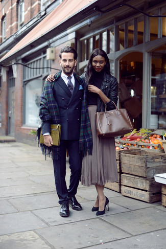 Schal mit Schottenmuster kombinieren – 382 Herren Outfits: Kombinieren Sie einen dunkelblauen Anzug mit einem Schal mit Schottenmuster für ein bequemes Outfit, das außerdem gut zusammen passt. Fühlen Sie sich ideenreich? Entscheiden Sie sich für schwarzen Leder Derby Schuhe.