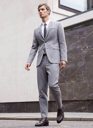 Braune Leder Derby Schuhe kombinieren – 267 Elegante Sommer Herren Outfits: Kombinieren Sie einen grauen Anzug mit Karomuster mit einem weißen Businesshemd, um vor Klasse und Perfektion zu strotzen. Dieses Outfit passt hervorragend zusammen mit braunen Leder Derby Schuhen. Ein toller Sommer-Look.