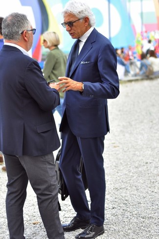 60 Jährige: Krawatte kombinieren – 465 Herren Outfits: Vereinigen Sie einen dunkelblauen Anzug mit einer Krawatte für einen stilvollen, eleganten Look. Fühlen Sie sich mutig? Entscheiden Sie sich für schwarzen Leder Derby Schuhe.