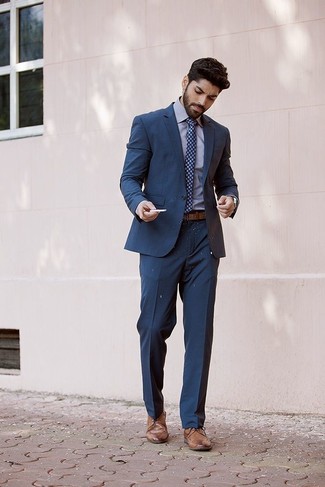 Dunkelblaue und weiße bedruckte Krawatte kombinieren – 308 Sommer Herren Outfits: Erwägen Sie das Tragen von einem dunkelblauen Anzug und einer dunkelblauen und weißen bedruckten Krawatte für einen stilvollen, eleganten Look. Fühlen Sie sich ideenreich? Wählen Sie braunen Leder Derby Schuhe. Mit diesem Outfit sind Sie im Sommer immer gut angezogen.