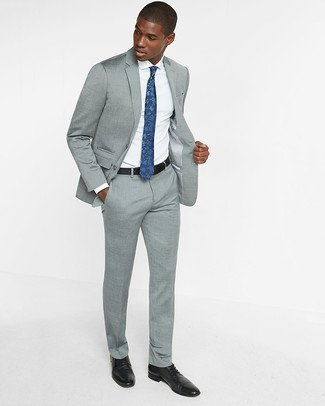 Dunkelblaue Krawatte mit Blumenmuster kombinieren – 88 Herren Outfits: Kombinieren Sie einen grauen Anzug mit einer dunkelblauen Krawatte mit Blumenmuster für eine klassischen und verfeinerte Silhouette. Fühlen Sie sich ideenreich? Komplettieren Sie Ihr Outfit mit schwarzen Leder Derby Schuhen.