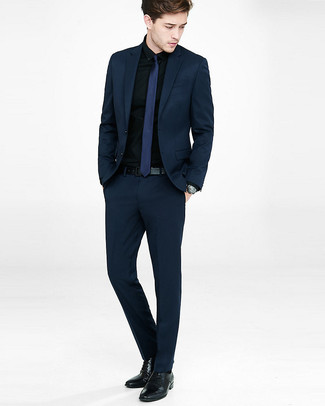 Wie dunkelblauen Anzug mit schwarzen Businesshemdes zu kombinieren – 19 Herren Outfits warm Wetter: Kombinieren Sie einen dunkelblauen Anzug mit einem schwarzen Businesshemd, um vor Klasse und Perfektion zu strotzen. Fühlen Sie sich ideenreich? Ergänzen Sie Ihr Outfit mit schwarzen Leder Derby Schuhen.