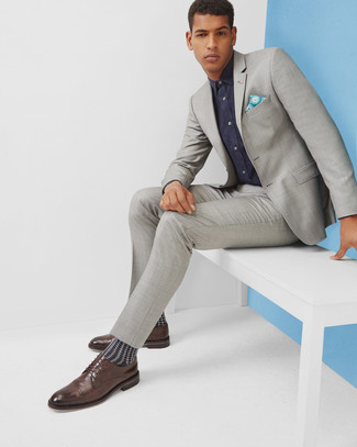 Braune Leder Derby Schuhe kombinieren – 499 Elegante Herren Outfits: Entscheiden Sie sich für einen grauen Anzug und ein dunkelblaues Businesshemd, um vor Klasse und Perfektion zu strotzen. Fühlen Sie sich mutig? Komplettieren Sie Ihr Outfit mit braunen Leder Derby Schuhen.