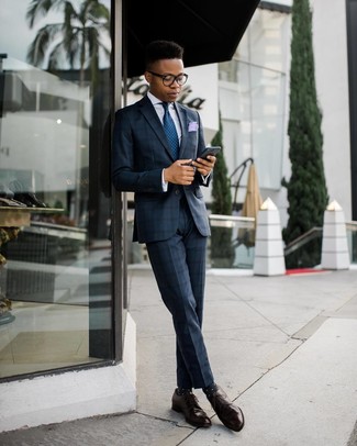 Dunkelblaue gepunktete Krawatte kombinieren – 466 Herren Outfits: Machen Sie sich mit einem dunkelblauen Anzug mit Schottenmuster und einer dunkelblauen gepunkteten Krawatte einen verfeinerten, eleganten Stil zu Nutze. Fühlen Sie sich ideenreich? Ergänzen Sie Ihr Outfit mit dunkelbraunen Leder Derby Schuhen.