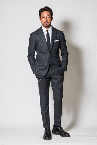 Grauen Wollanzug kombinieren – 411 Herren Outfits: Kombinieren Sie einen grauen Wollanzug mit einem weißen Businesshemd für eine klassischen und verfeinerte Silhouette. Schwarze Leder Derby Schuhe verleihen einem klassischen Look eine neue Dimension.