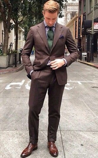 Dunkelblaues Einstecktuch kombinieren – 500+ Elegante Herren Outfits: Kombinieren Sie einen braunen Anzug mit einem dunkelblauen Einstecktuch für ein Alltagsoutfit, das Charakter und Persönlichkeit ausstrahlt. Fühlen Sie sich ideenreich? Entscheiden Sie sich für braunen Leder Derby Schuhe.