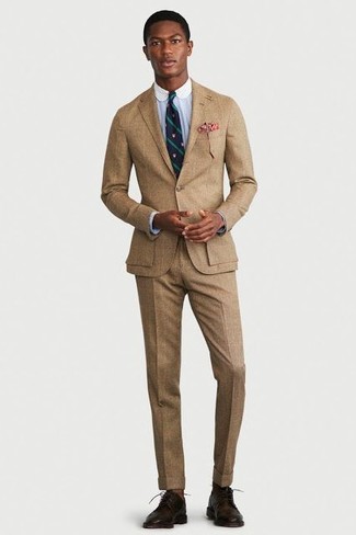 Blaue vertikal gestreifte Krawatte kombinieren – 60 Elegante Herren Outfits warm Wetter: Kombinieren Sie einen beige Anzug mit einer blauen vertikal gestreiften Krawatte für eine klassischen und verfeinerte Silhouette. Wenn Sie nicht durch und durch formal auftreten möchten, entscheiden Sie sich für dunkelbraunen Leder Derby Schuhe.