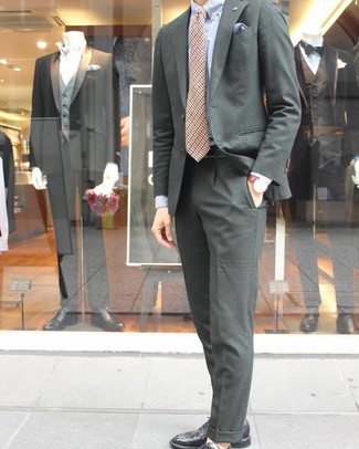 Beige Krawatte mit Hahnentritt-Muster kombinieren – 3 Herren Outfits: Entscheiden Sie sich für einen dunkelgrünen Anzug und eine beige Krawatte mit Hahnentritt-Muster für einen stilvollen, eleganten Look. Fühlen Sie sich mutig? Ergänzen Sie Ihr Outfit mit schwarzen Leder Derby Schuhen.