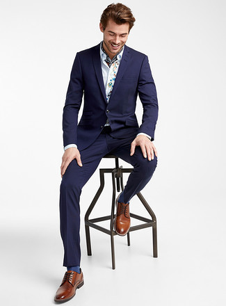 Besticktes Businesshemd kombinieren – 2 Herren Outfits: Kombinieren Sie ein besticktes Businesshemd mit einem dunkelblauen Anzug für eine klassischen und verfeinerte Silhouette. Dieses Outfit passt hervorragend zusammen mit braunen Leder Derby Schuhen.