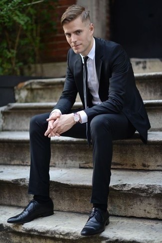 Schwarze Krawatte kombinieren – 500+ Herren Outfits: Entscheiden Sie sich für einen schwarzen Anzug und eine schwarze Krawatte, um vor Klasse und Perfektion zu strotzen. Fühlen Sie sich mutig? Vervollständigen Sie Ihr Outfit mit schwarzen Leder Derby Schuhen.
